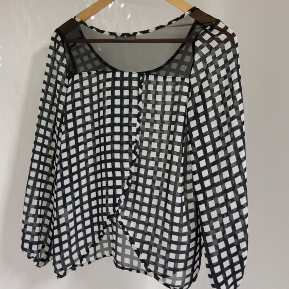 𝅺luxe USA Sheer top black white small l/s - Picture 2 of 6